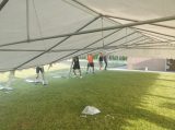 Opbouwen tent op sportpark 'Het Springer' (dag 2) (14/43)